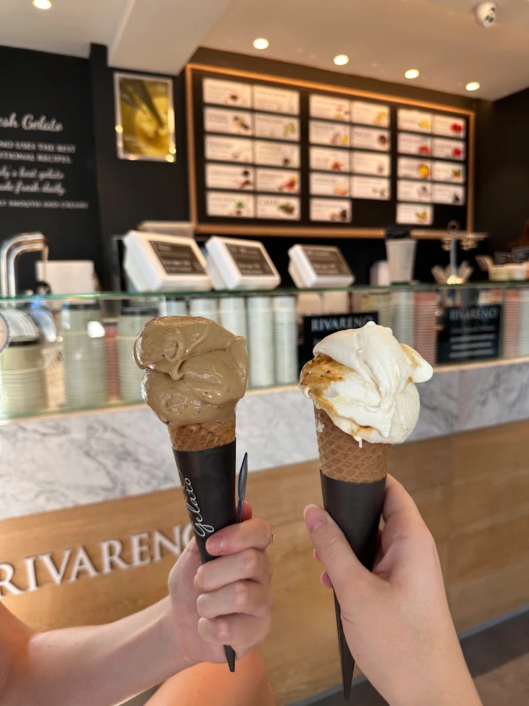 Dos conos de helado frente al mostrador de Rivareno en Palma