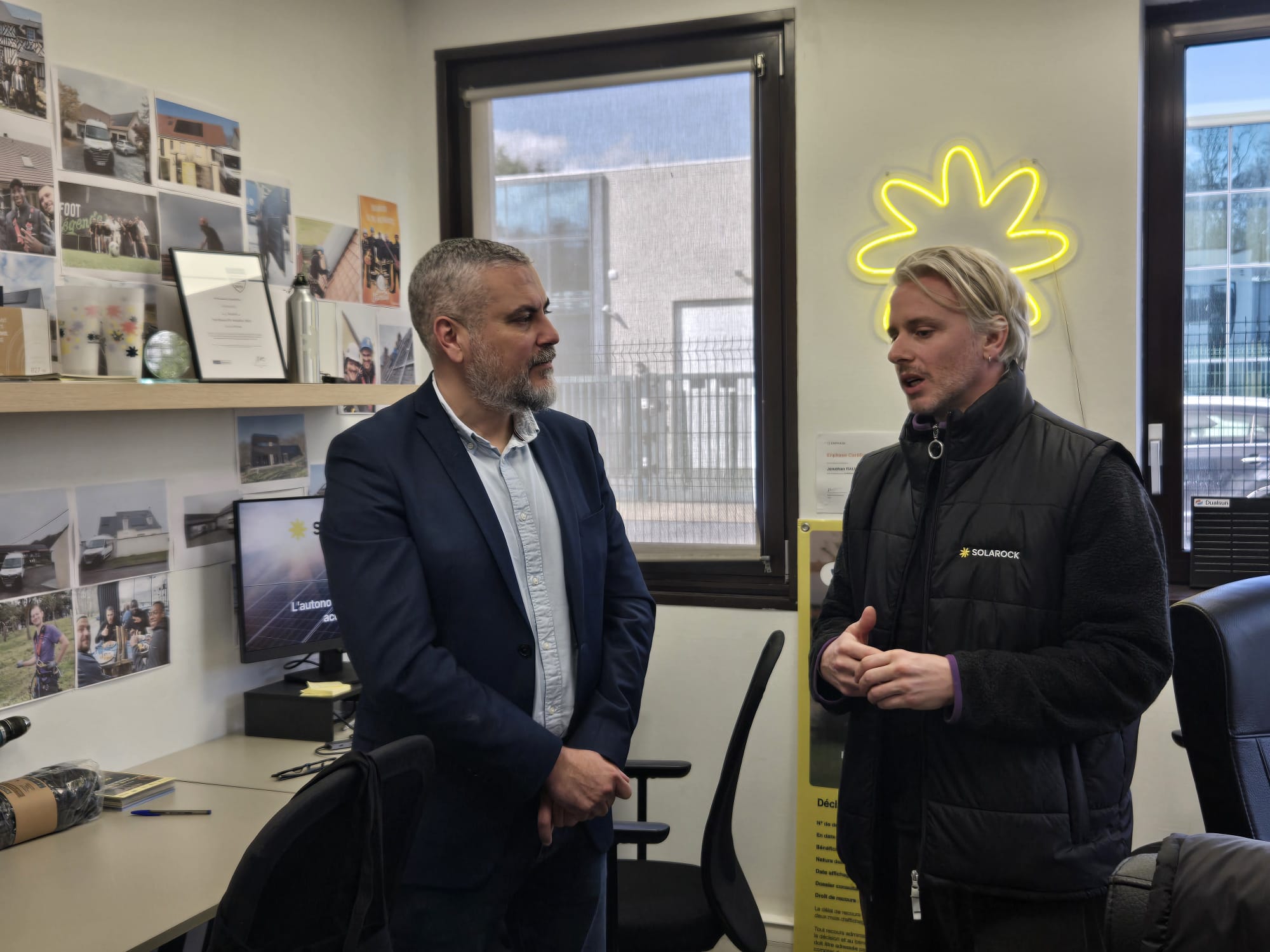 photo de la visite du maire de Montigny-lès-Cormeilles dans les locaux de Solarock