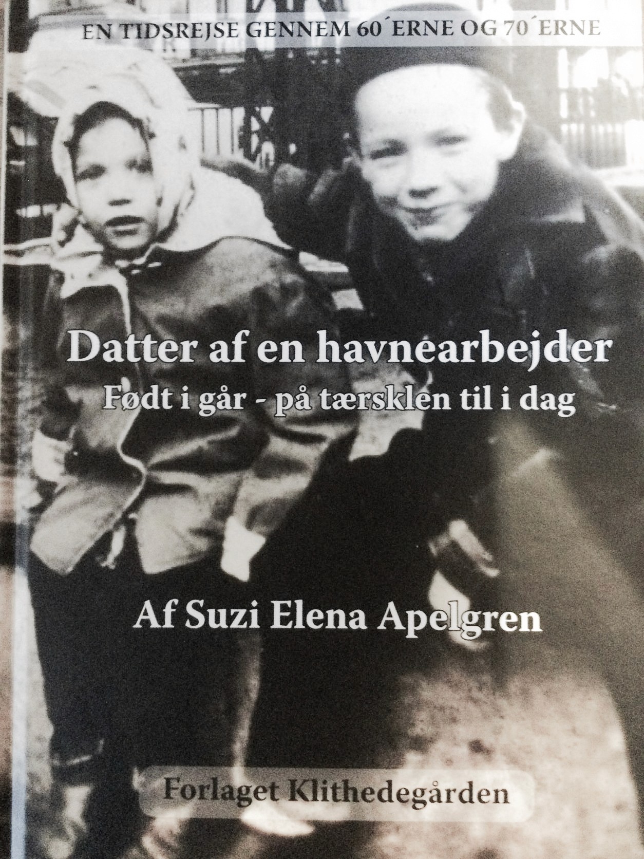 Bogforside: Datter af en havnearbejder – En fortælling om klassekamp og opvækst i 60'erne og 70'erne