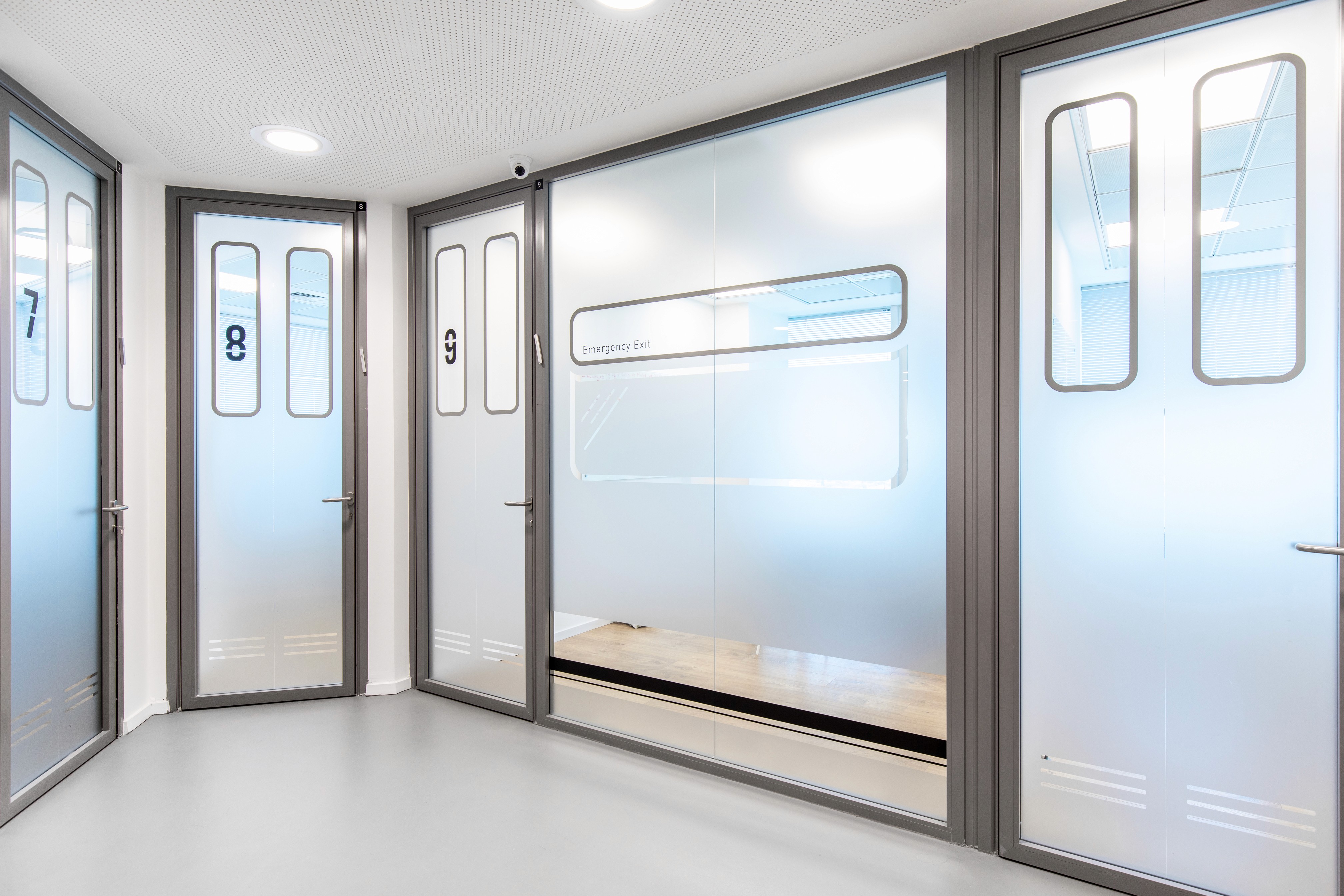 עיצוב פנים למשרדים: פתרונות אחסון בנגרות אישית ווילונות אקוסטיים לגמישות ופרטיות