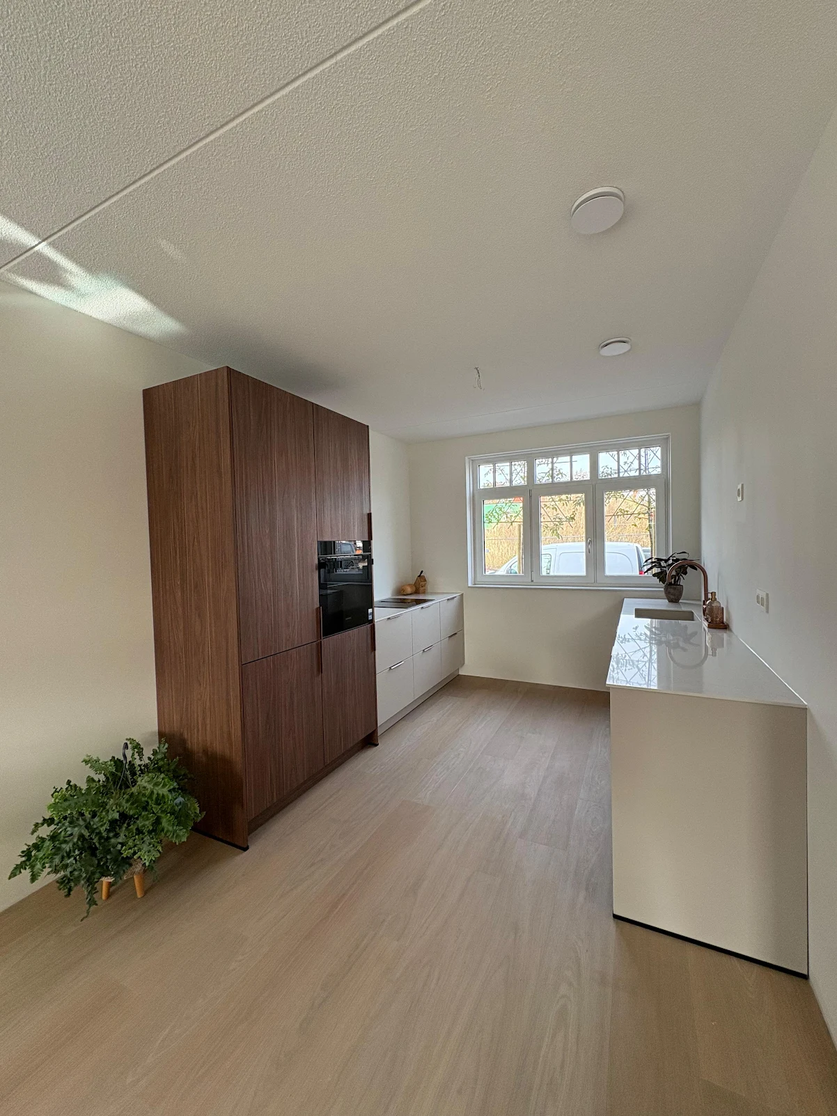 Donkere moderne keuken Keukenmontage Kort