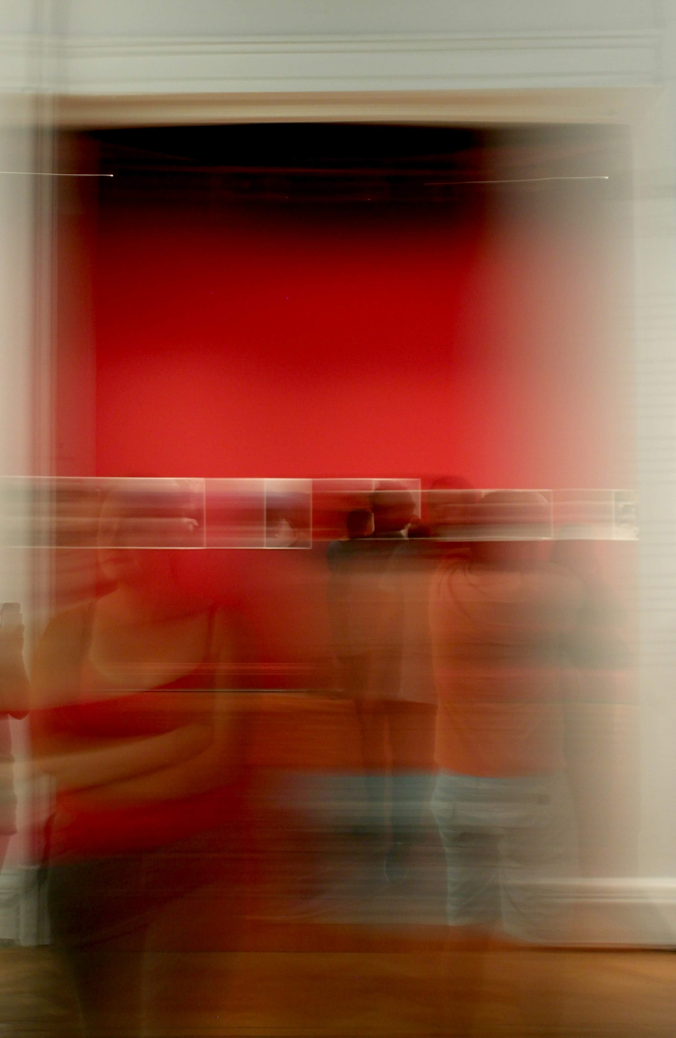 foto von leute in eine museum in rot 