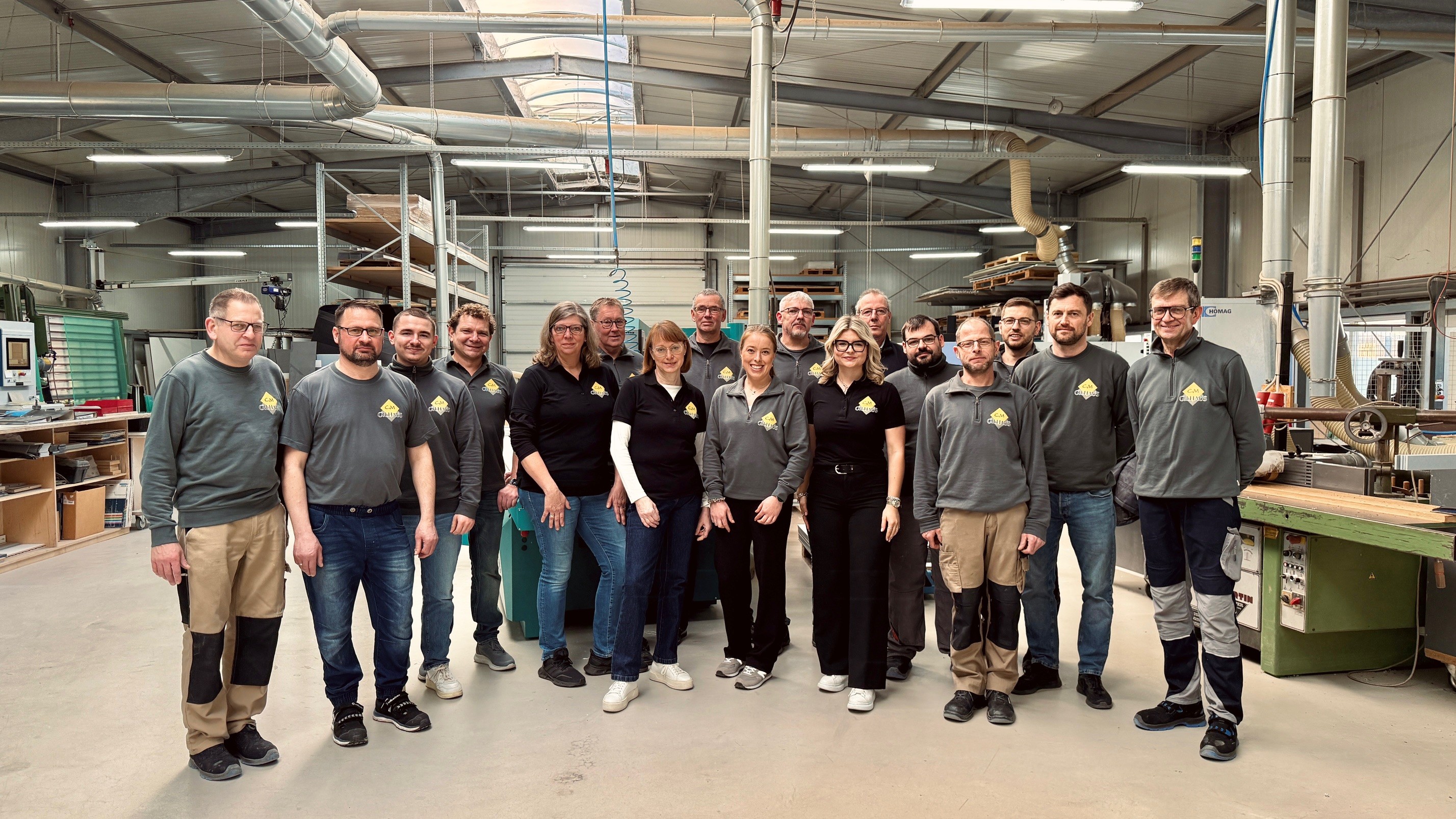 Das C&M Gilhaus Team vor dem Firmengebäude.