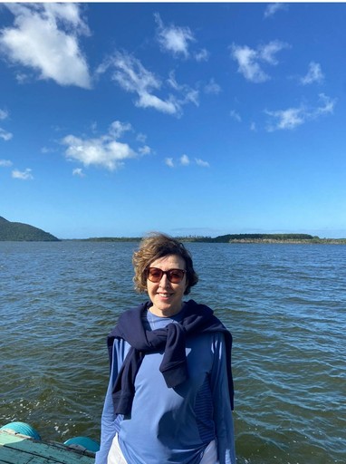 Mulher na praia - Psicóloga Elvira Leme