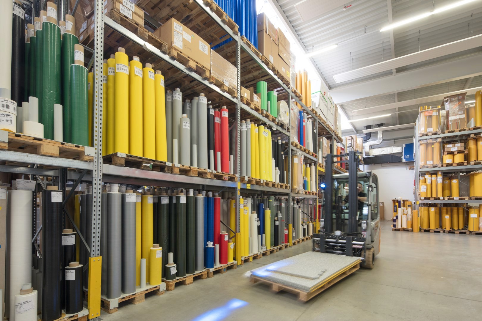 Zwei Personen arbeiten gemeinsam an einem Arbeitsplatz und besprechen ein Projekt, während sie ein Gerät oder Werkzeug untersuchen.