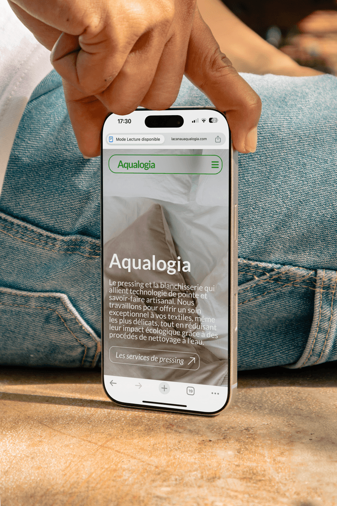 Mockup smartphone du site Aqualogia : focus sur le header et le menu de navigation responsive sous WordPress.