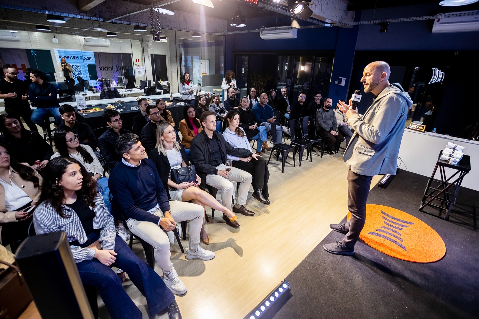 man-drawing-whatsup-graph-flipchart