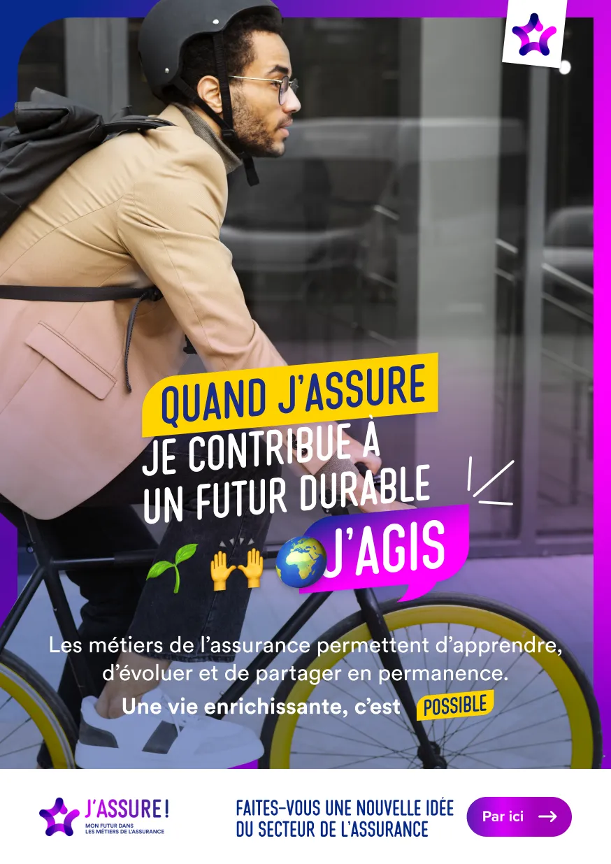 Affiche de recrutement montrant un jeune homme à vélo portant un casque et des lunettes. Texte : Quand j'assure je contribue à un futur durable, J'agis. Mention : Les métiers de l'assurance permettent d'apprendre, d'évoluer et de partager en permanence.
