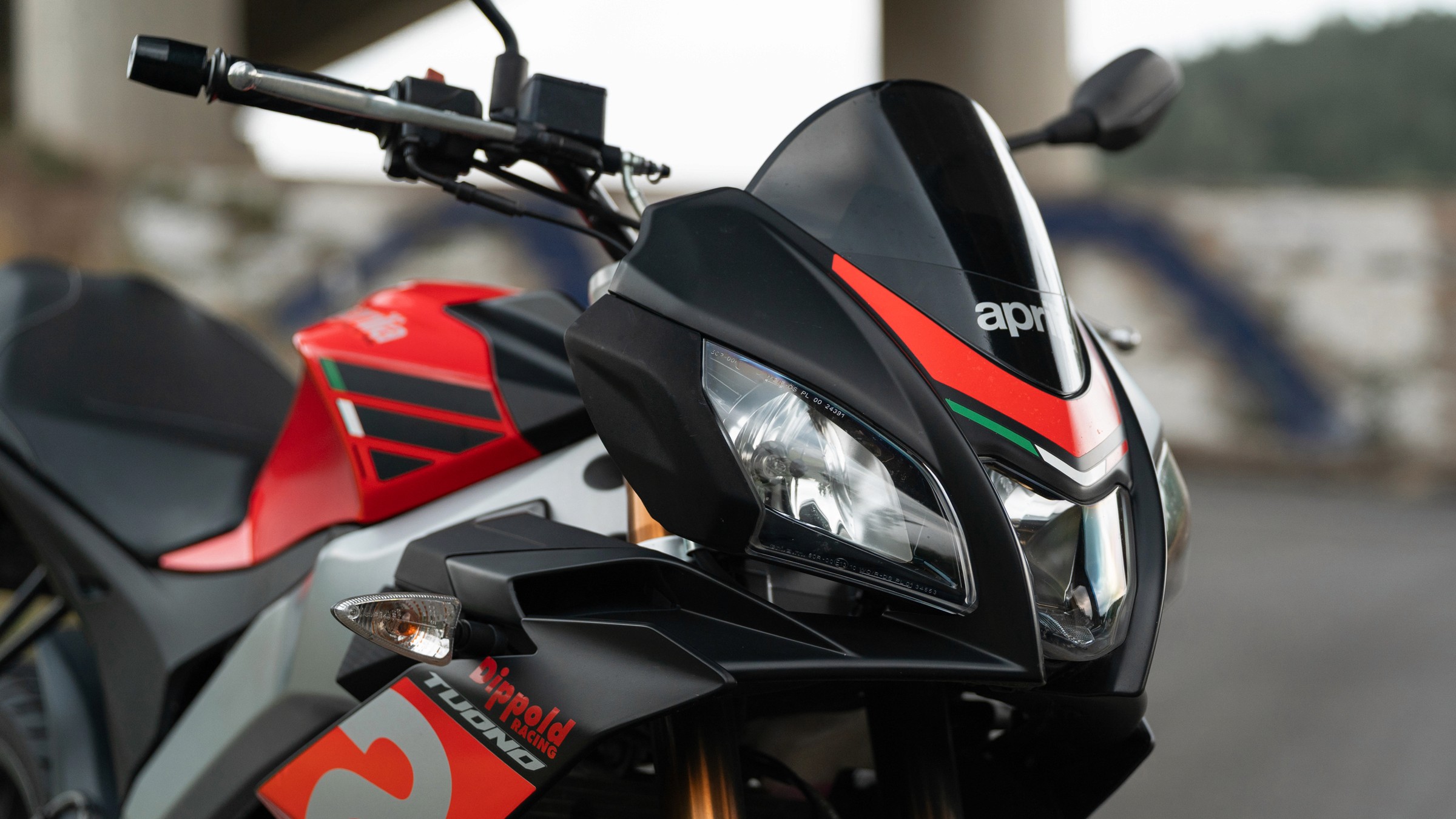 Aprilia Tuono 125 Frontansicht – sportliches Einsteiger-Motorrad für sichere Motorradstunden.