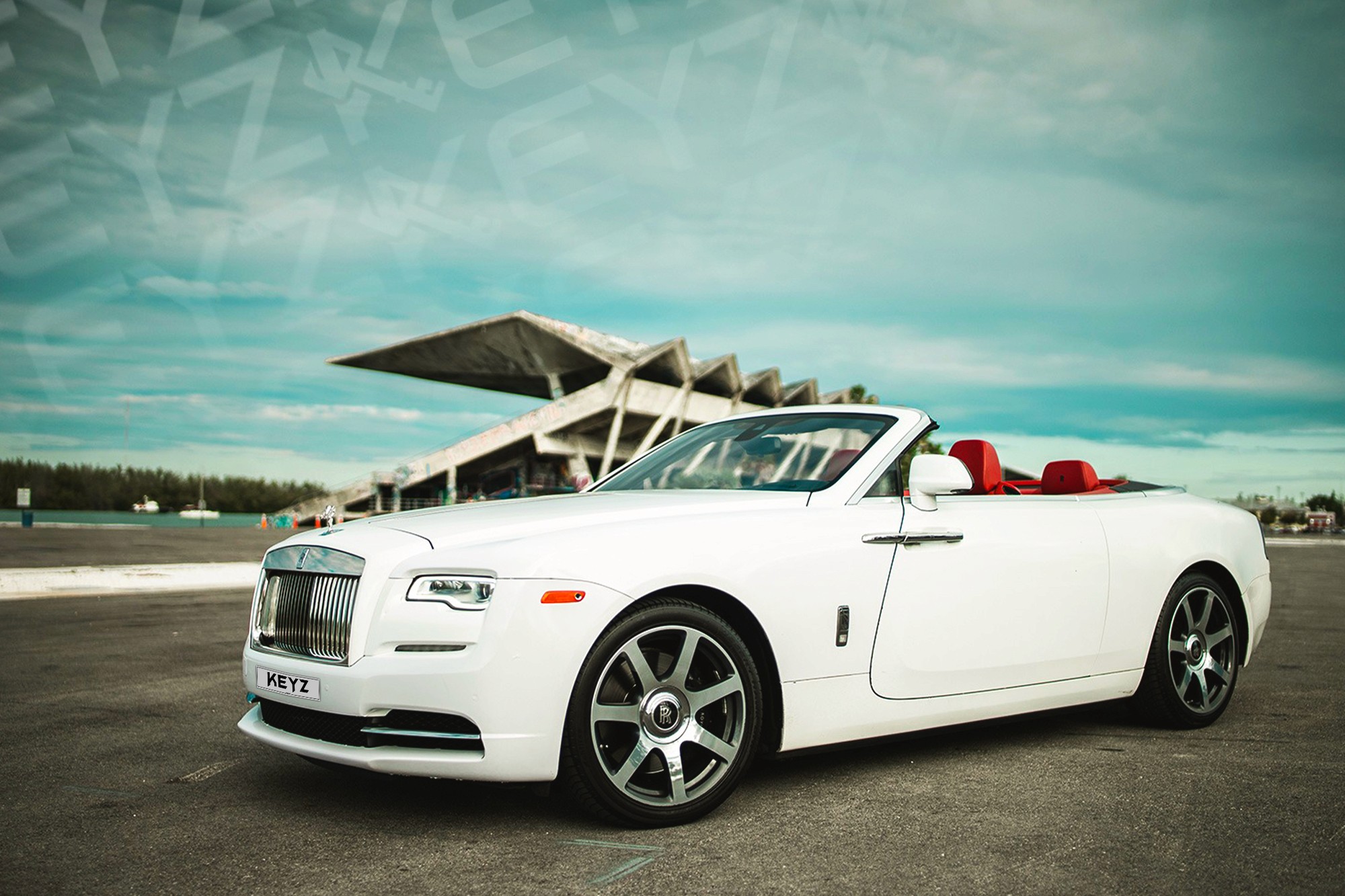 Vue extérieure Rolls Royce Dawn blanc – Location voiture de luxe à Dubaï | Keyz Rent