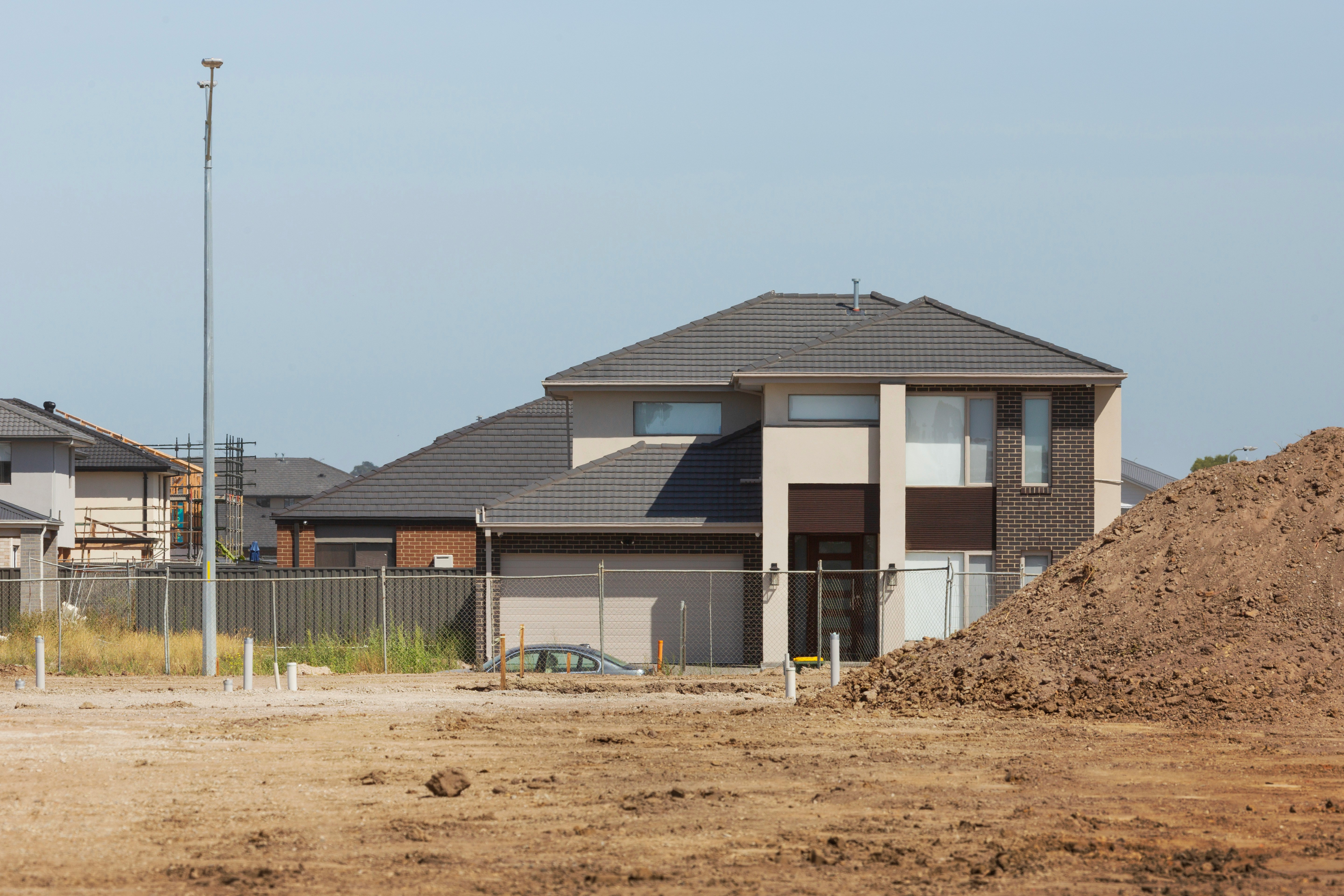 Pro tips on builders clean in Sydney. A newly built  house with a pile of dirt