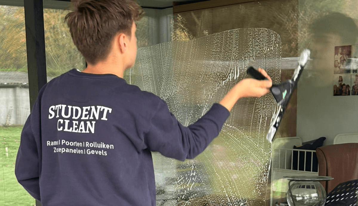 Jongen die ramen wast