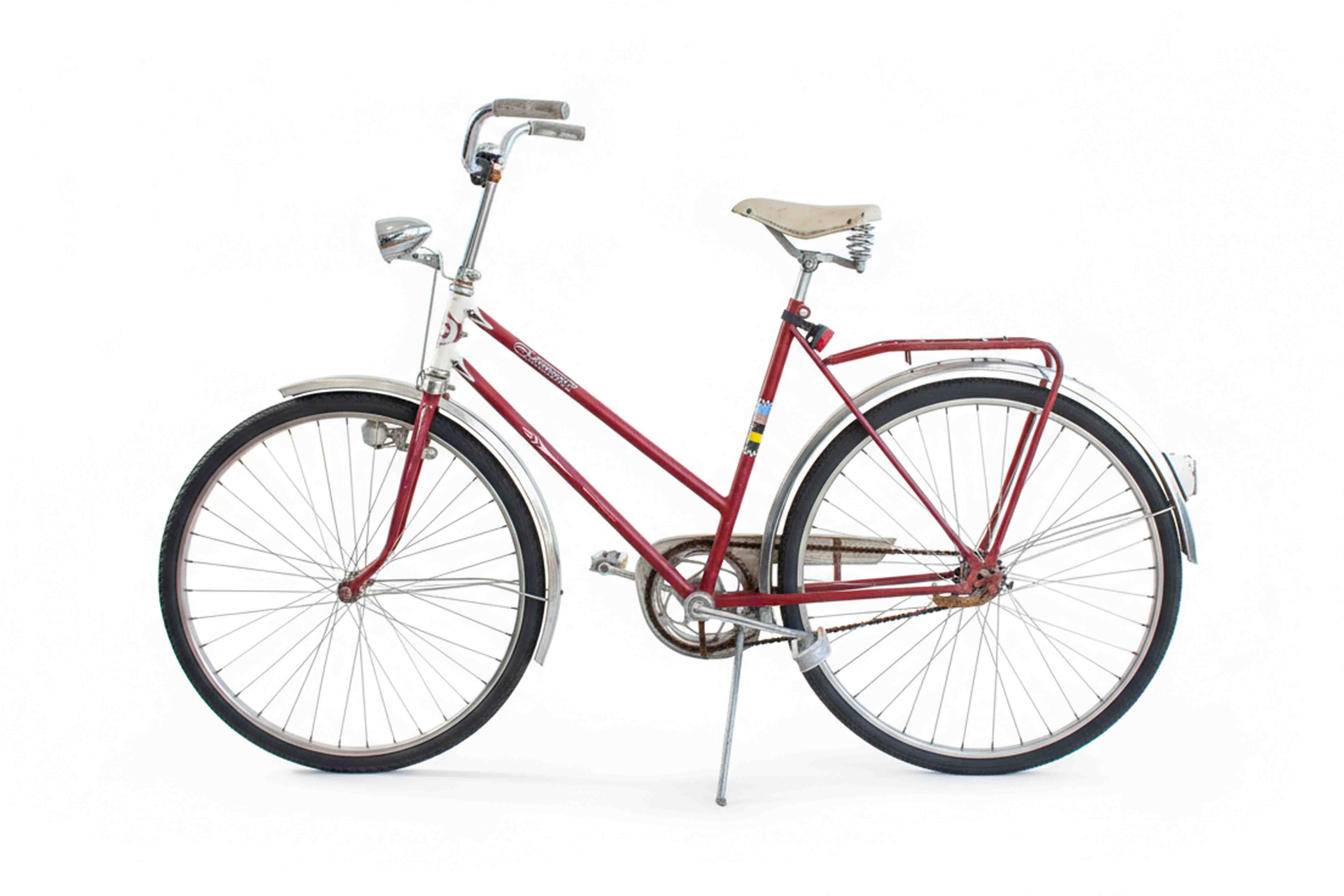 Klassisk röd Crescent damcykel med vit sadel och kromdetaljer – retro stil perfekt för stadscykling, till salu i Uppsala."