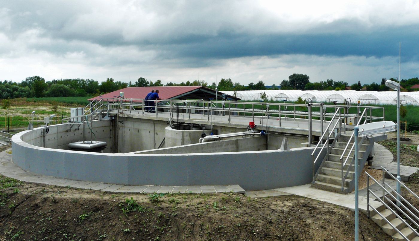 Round SBR tank and service building at the Szegvár wastewater treatment plant, Hungary