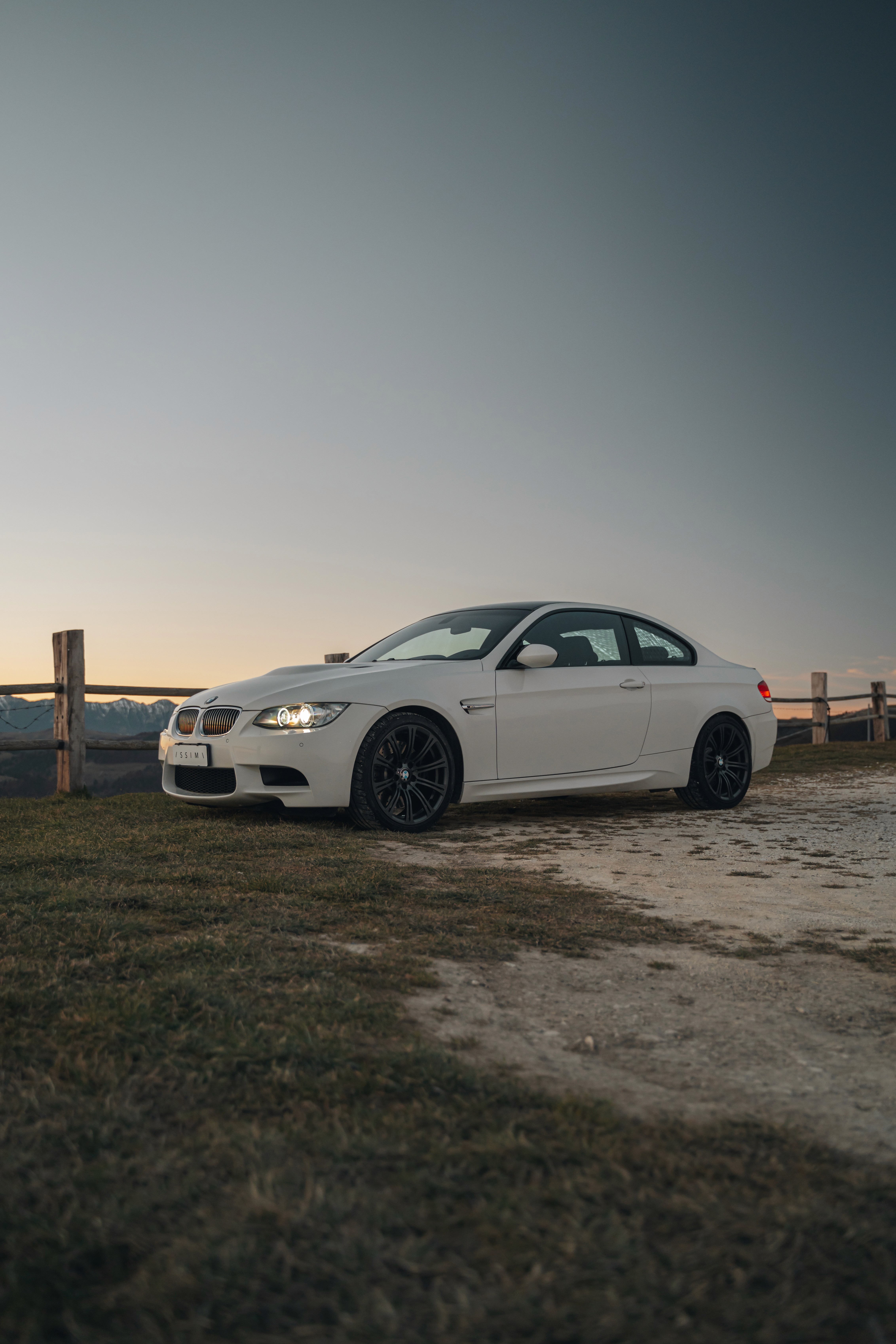 bmw m3 parcheggiata al tramonto in montagna