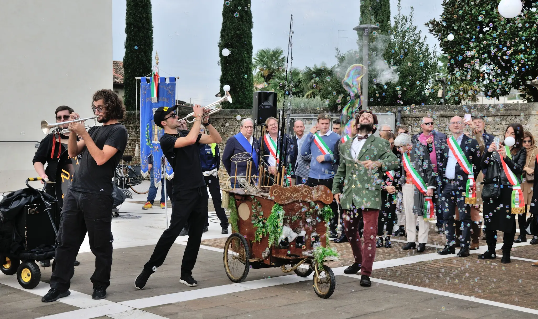 Banda e autorità in parata