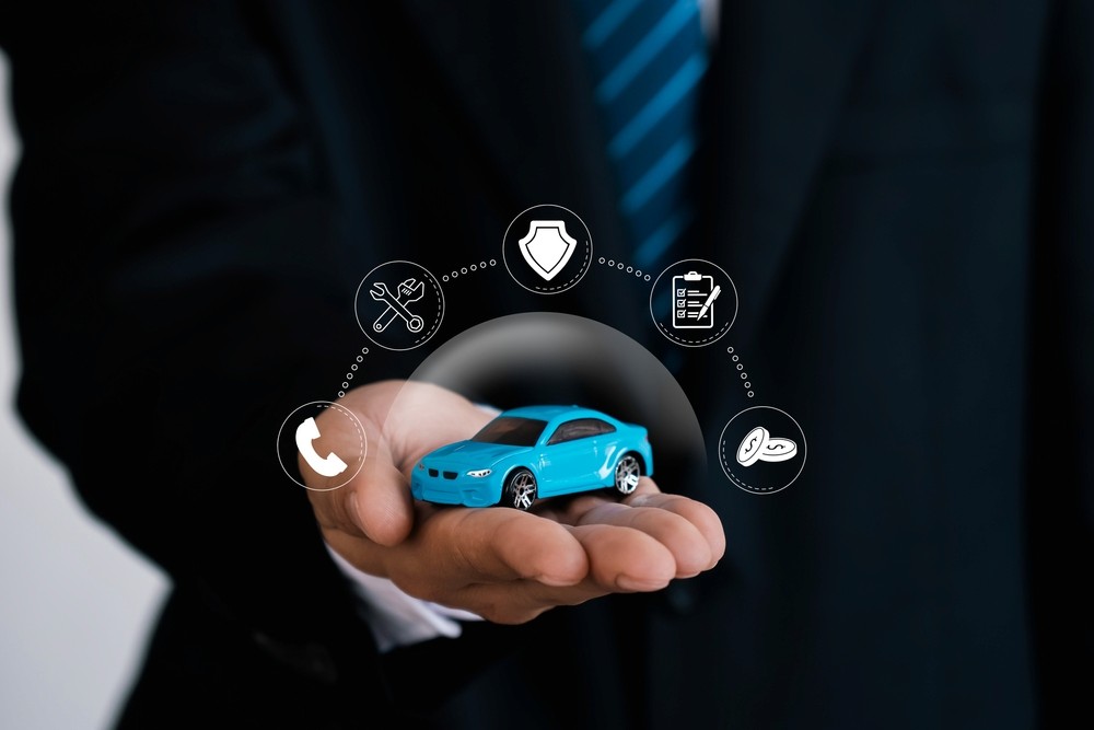 Imagine cu o persoana care tine in mana un autovehicul de jucarie 