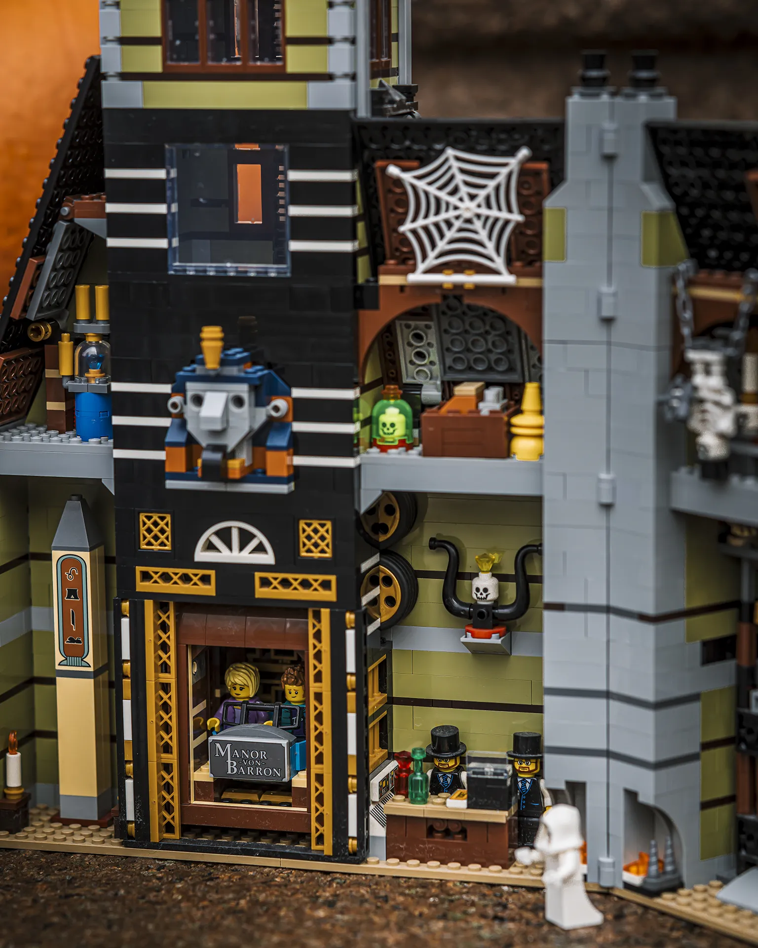 LEGO Icons 10273 Haunted House