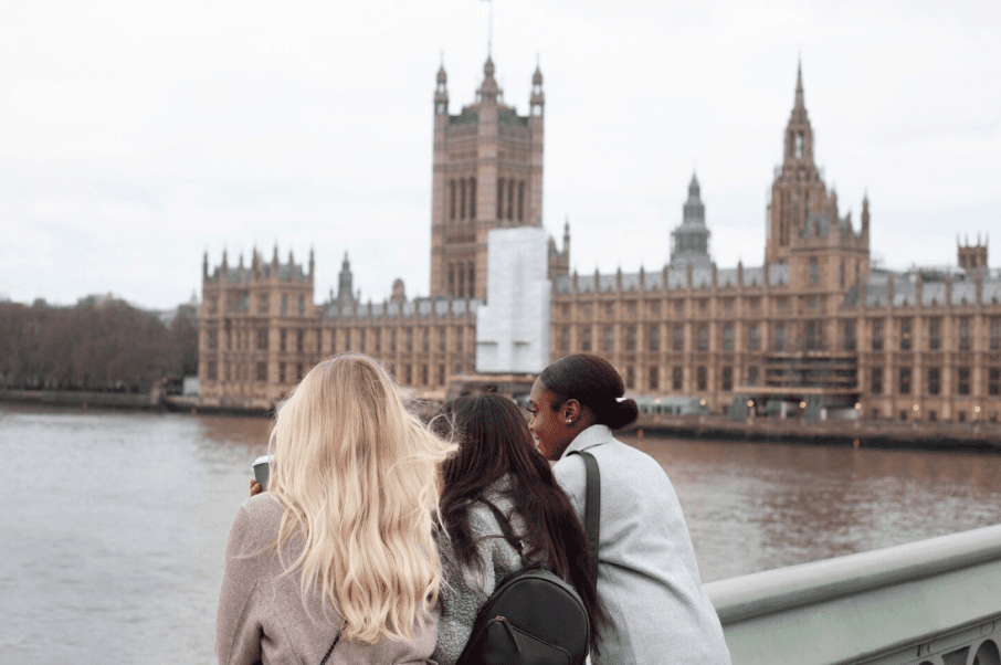 Étudiantes internationales en Angleterre lors d’une immersion scolaire
