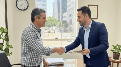 Produtor rural e gerente apertam as mãos em escritório, selando a confiança no crédito agrícola.