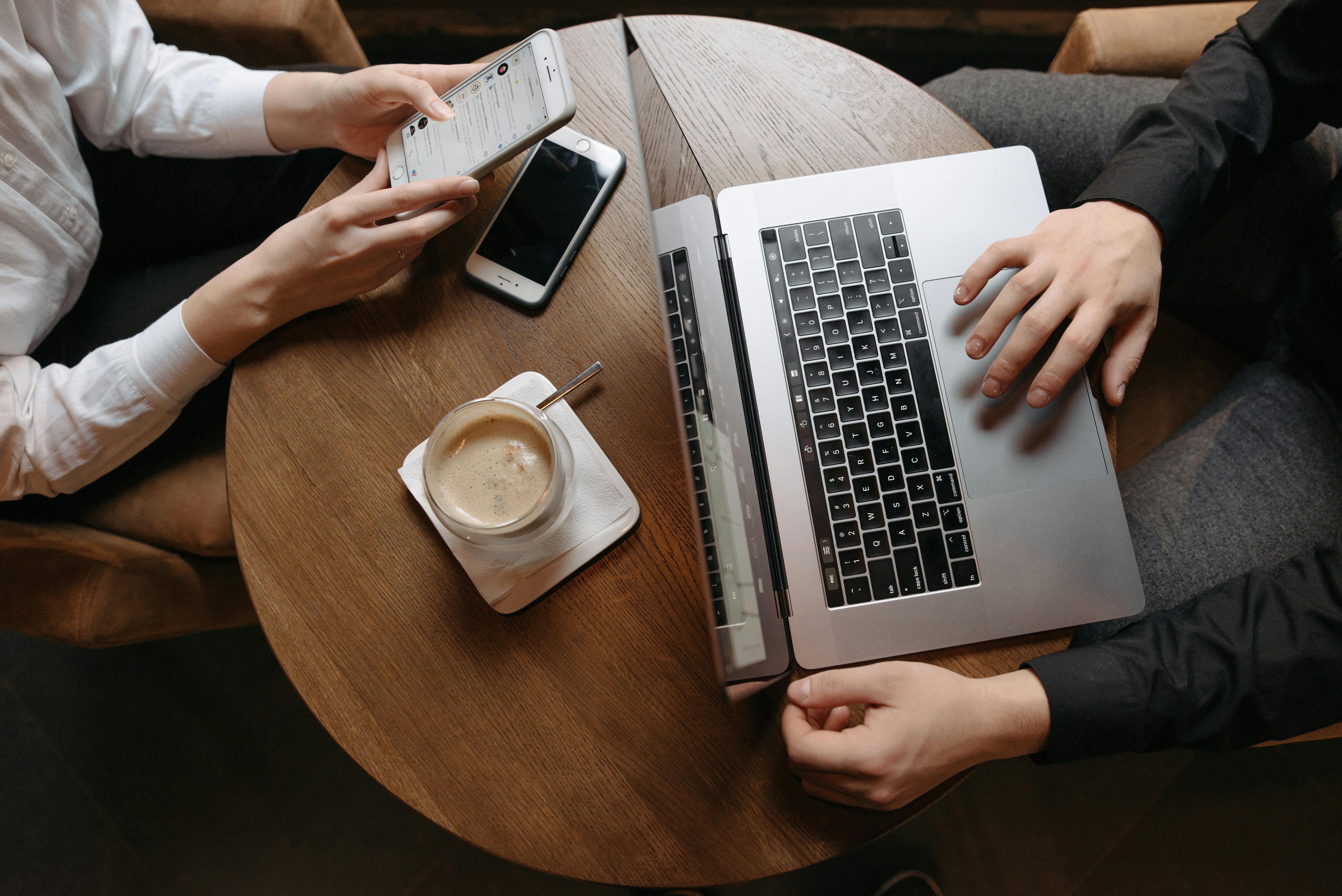 Man and woman searching about the key differences of cold outreach vs. email marketing