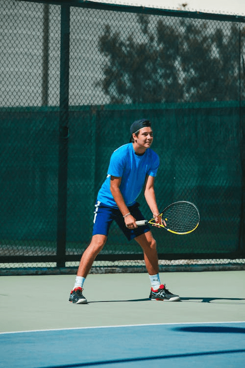 A male tennis player playing tennis