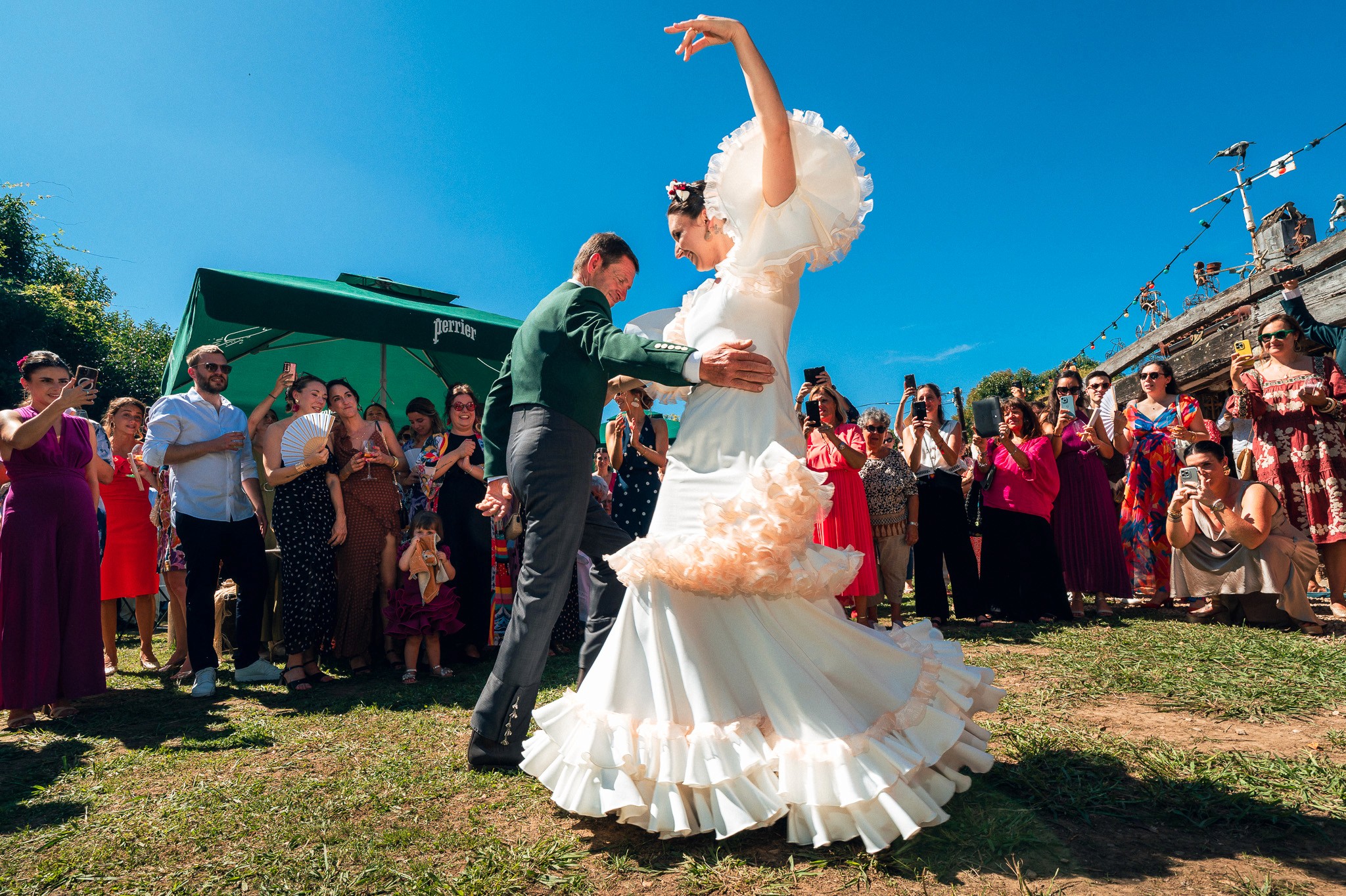la mariée et son papa dansent pour le cocktail du mariage a la ferme inharria a saint pee sur nivelle au pays basque