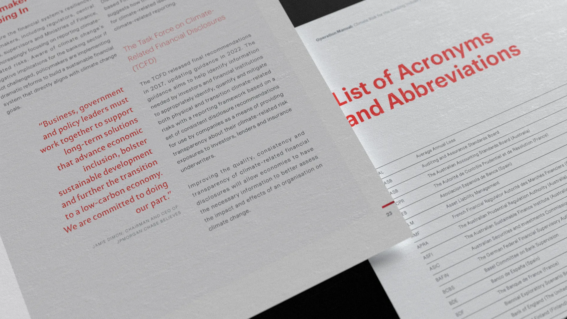 Conception éditoriale épurée d'un rapport financier : usage d'une typographie sans-serif noire et rouge pour structurer les niveaux de lecture. Mise en page aérée facilitant la lecture de données denses et de tableaux techniques.