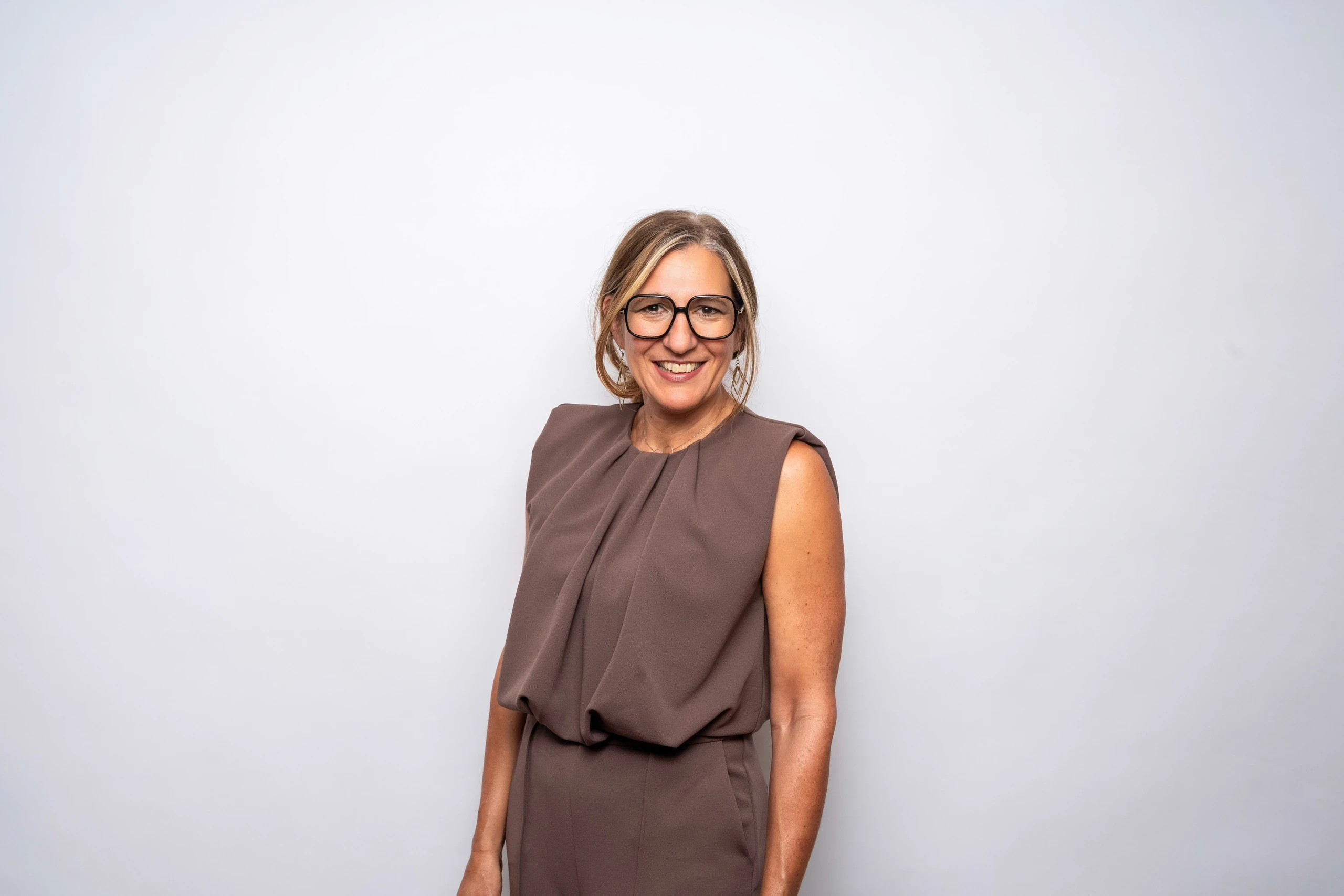 Petra Hannesschläger – professionelles Portrait im braunen Outfit