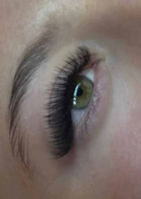 Pose d’extensions de cils sur œil vert – effet volume et longueur naturelle, pour sublimer le regard avec élégance.