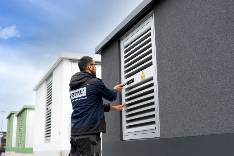 Techniker überprüft Lüftungsgitter eines Gebäudes