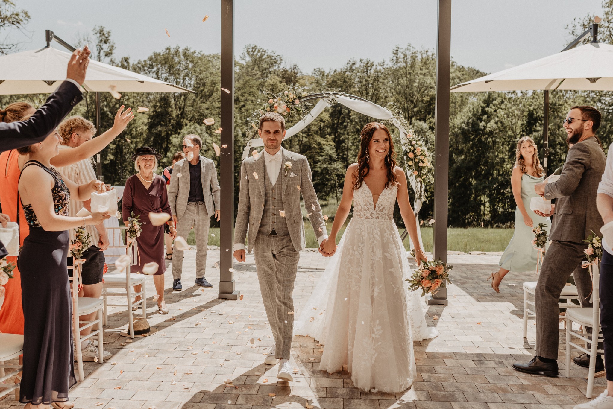 Das frisch vermählte Brautpaar zieht unter dem Jubel der Gäste aus – lebendige Hochzeitsreportage von Nicole Grasmann Photography