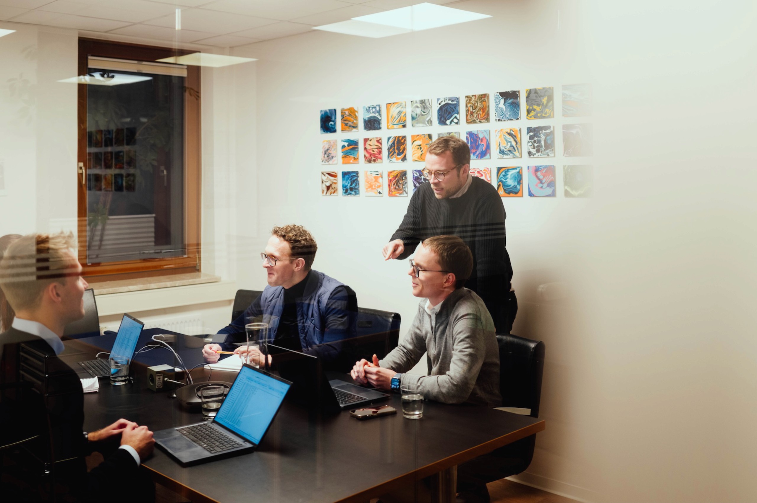 Teammeeting der BBA Unternehmensberatung zur Projektbesprechung im Konferenzraum