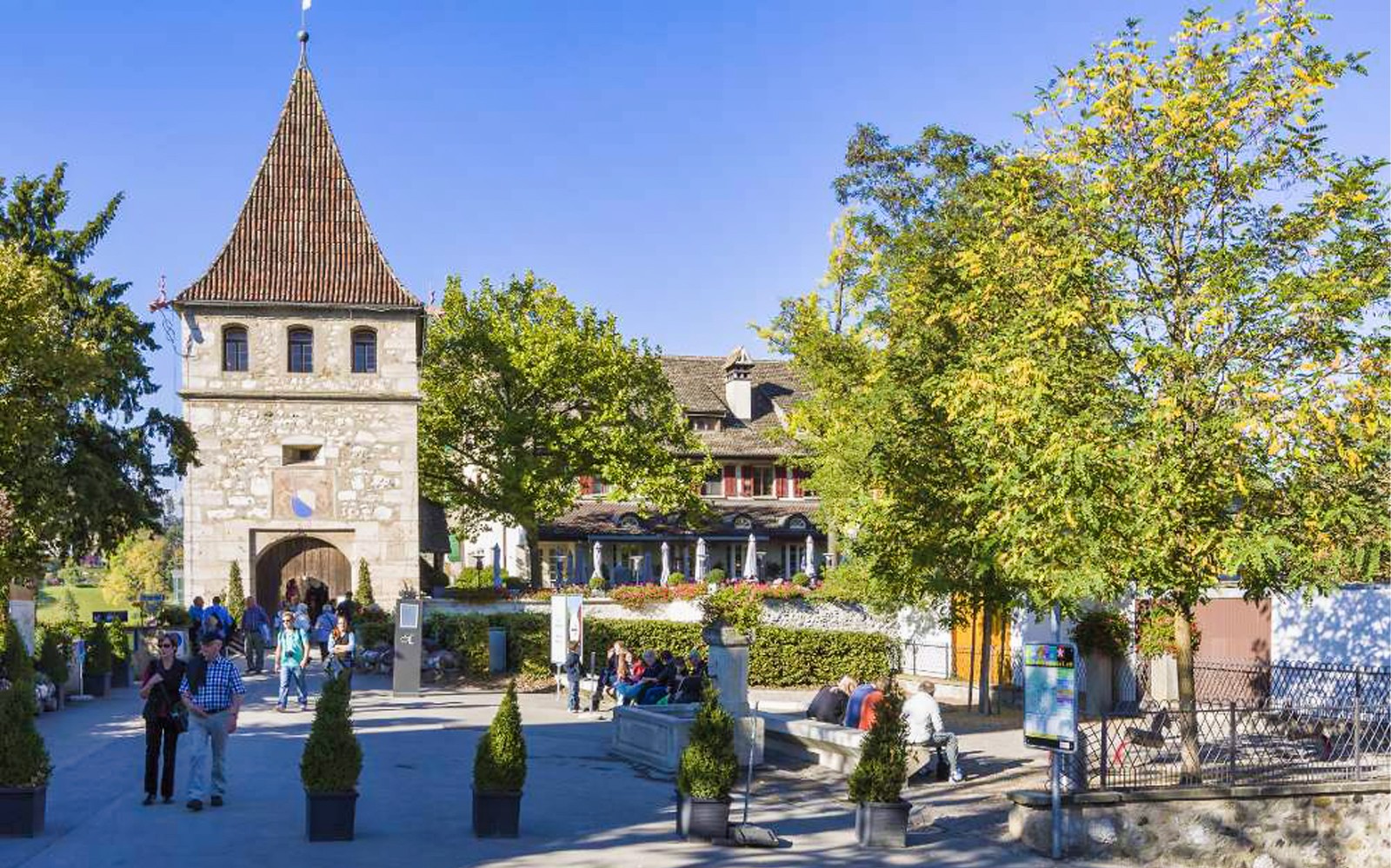 Entré till Laufen Castle med besökare, del av den 4-timmars guidade turen från Zürich till Rheinfall.