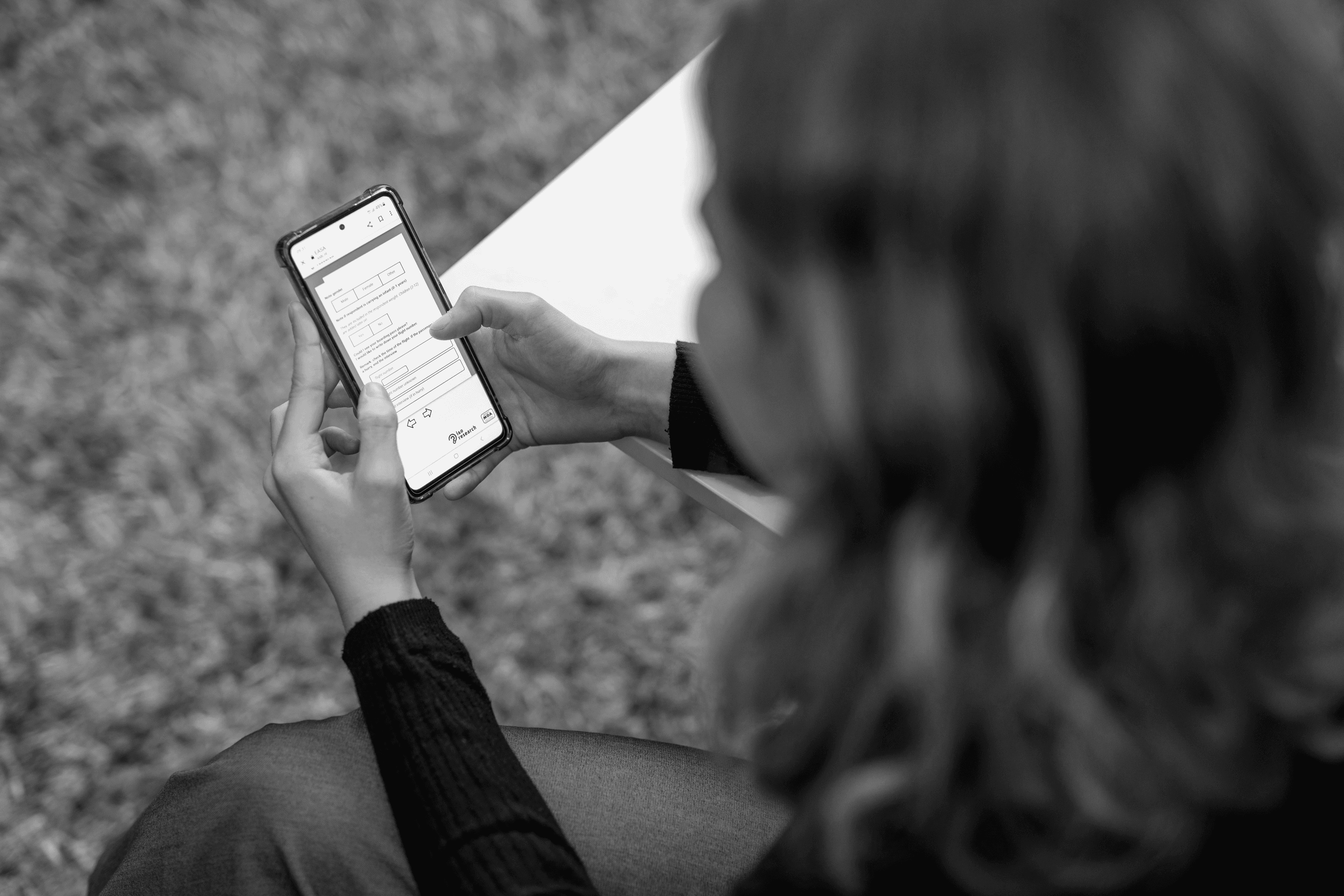 Person nutzt Smartphone zur digitalen Bürgerbeteiligung über eine Online-Plattform für Kommunen