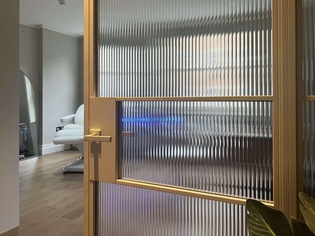 Textured glass panel with patterned surface