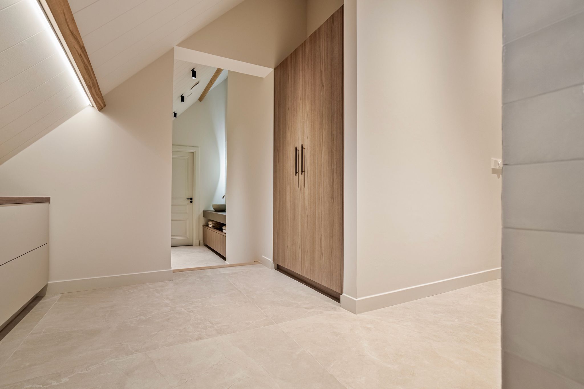 Zeer ruime zolder badkamer.