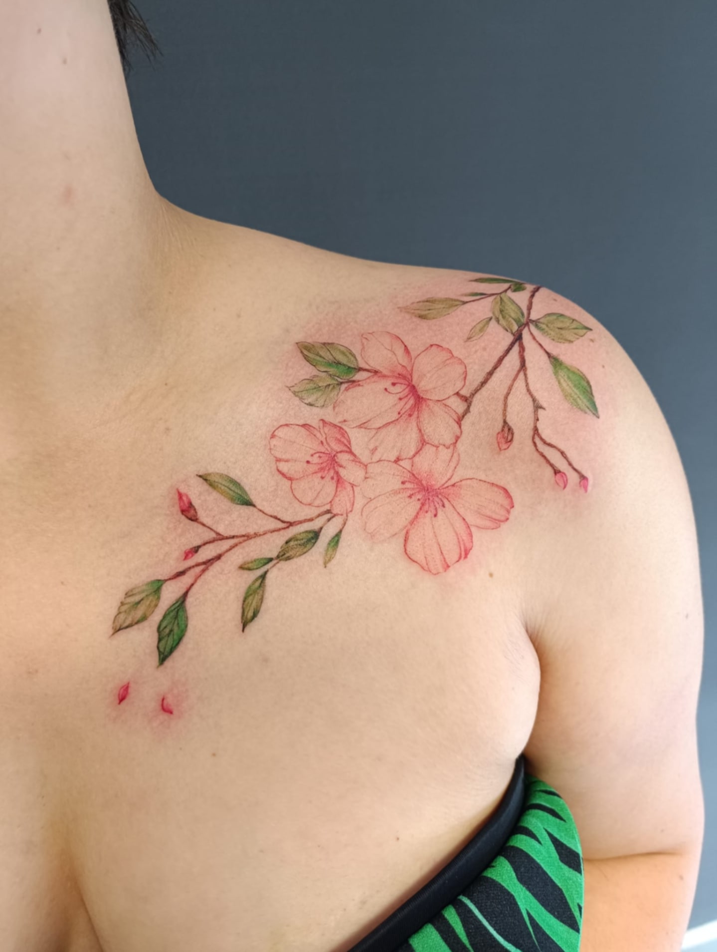 tatouage épaule rose