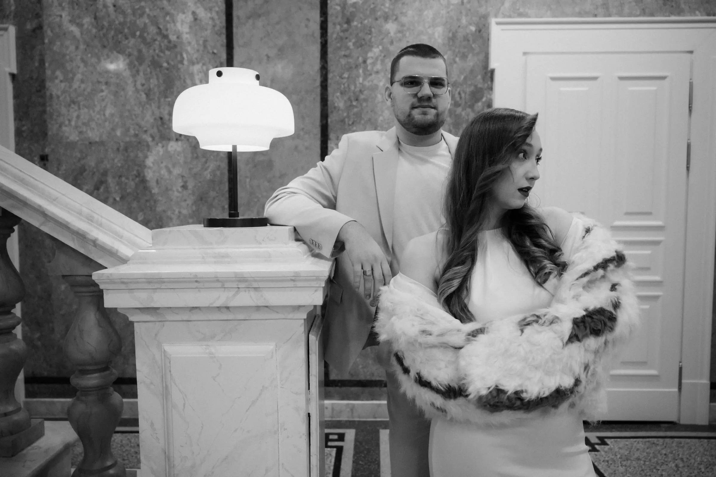 Julia i Kajetan przy pałacowych schodach - zdjęcie w tle sekcji