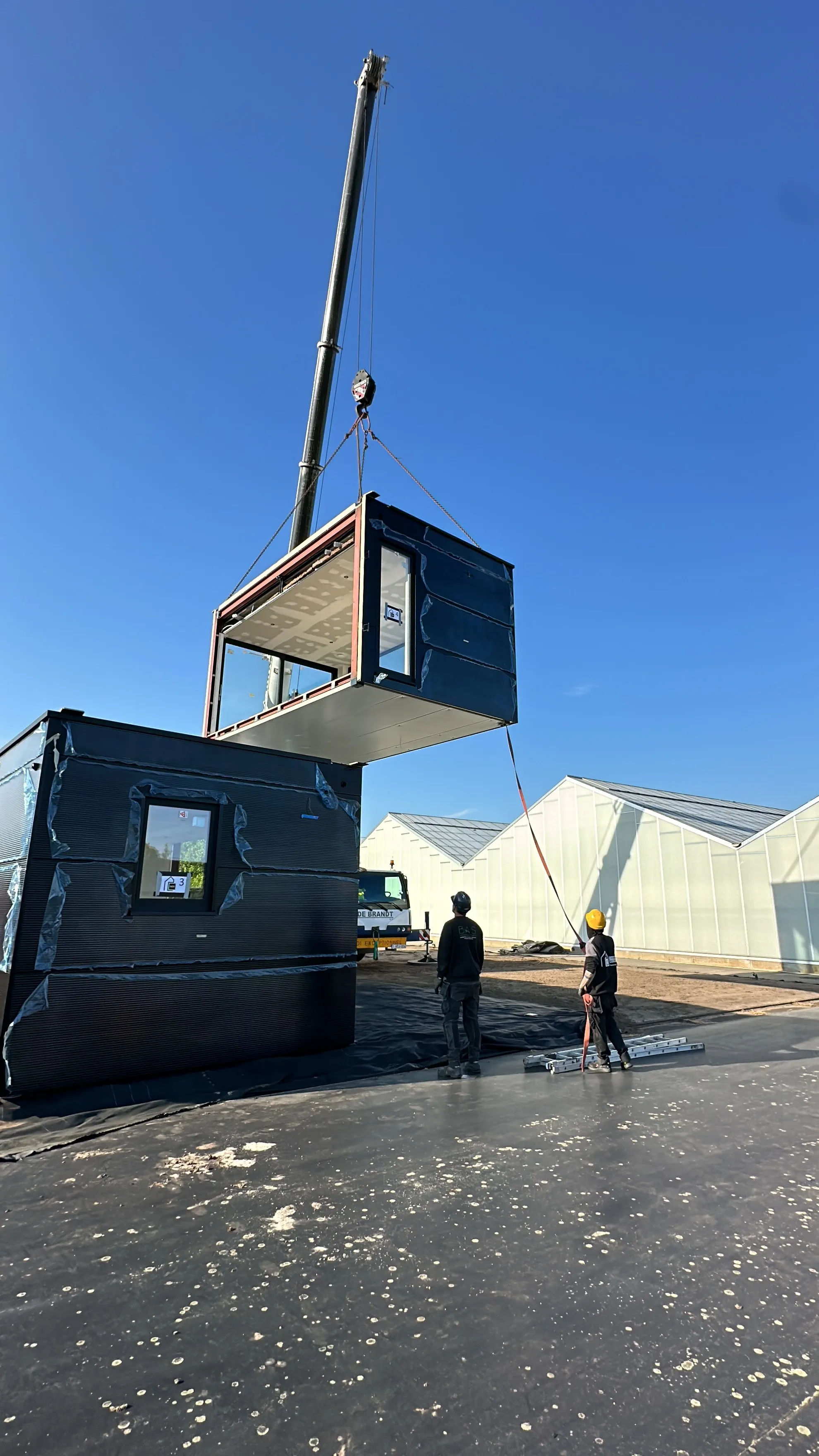 plaatsing met kraan van  modulaire woning