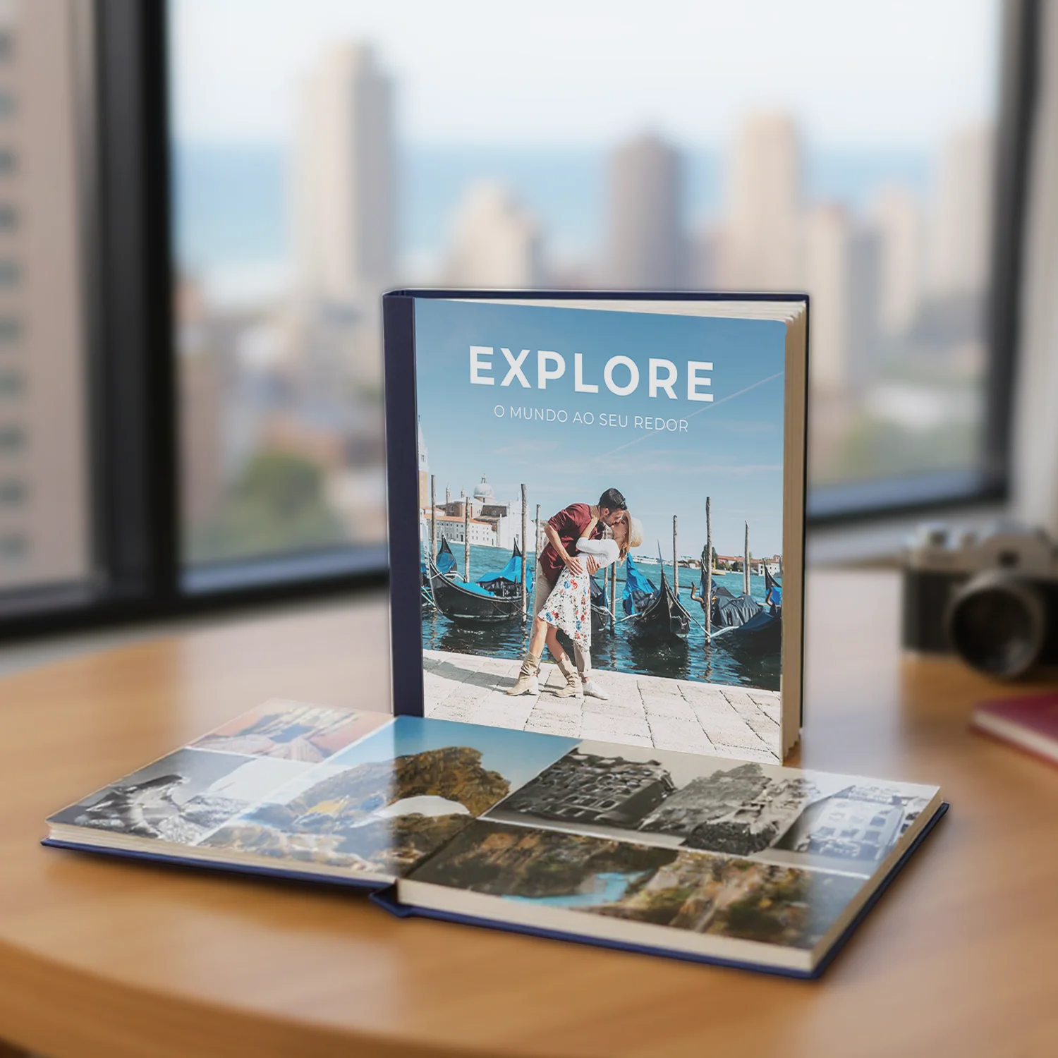 Pessoa segurando fotolivro com foto de mulher sorrindo ao ar livre, com a frase “Eu amo o Norte” escrita no canto da imagem