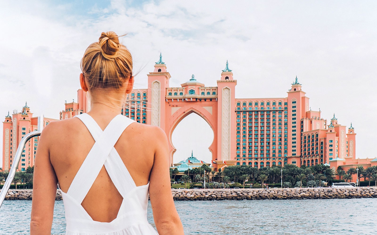 두바이 항구 근처에서 BBQ와 스낵이 제공되는 럭셔리 요트 크루즈