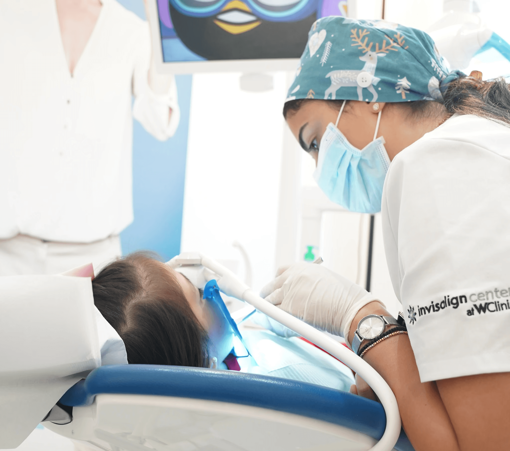 طبيبة أسنان في عيادة أطفال مركز انفزلاين الطبي في دبي أثناء تخدير طفلة تمهيدًا لعلاج تسوس الاسنان للاطفال لمنع الألم وتعزيز النمو الصحي.