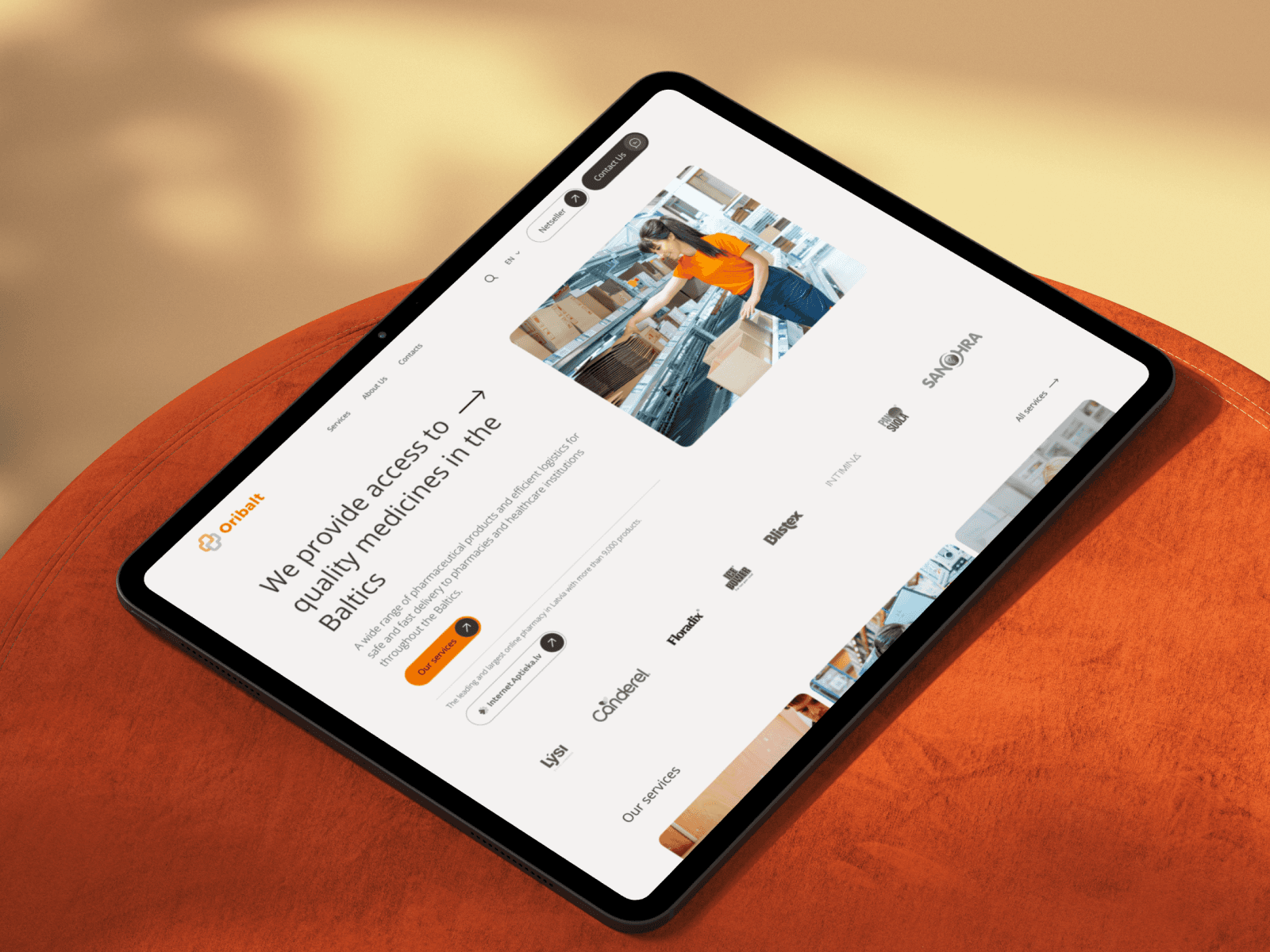 Professional carbon racing bike presentation with sleek typography and grid layout.