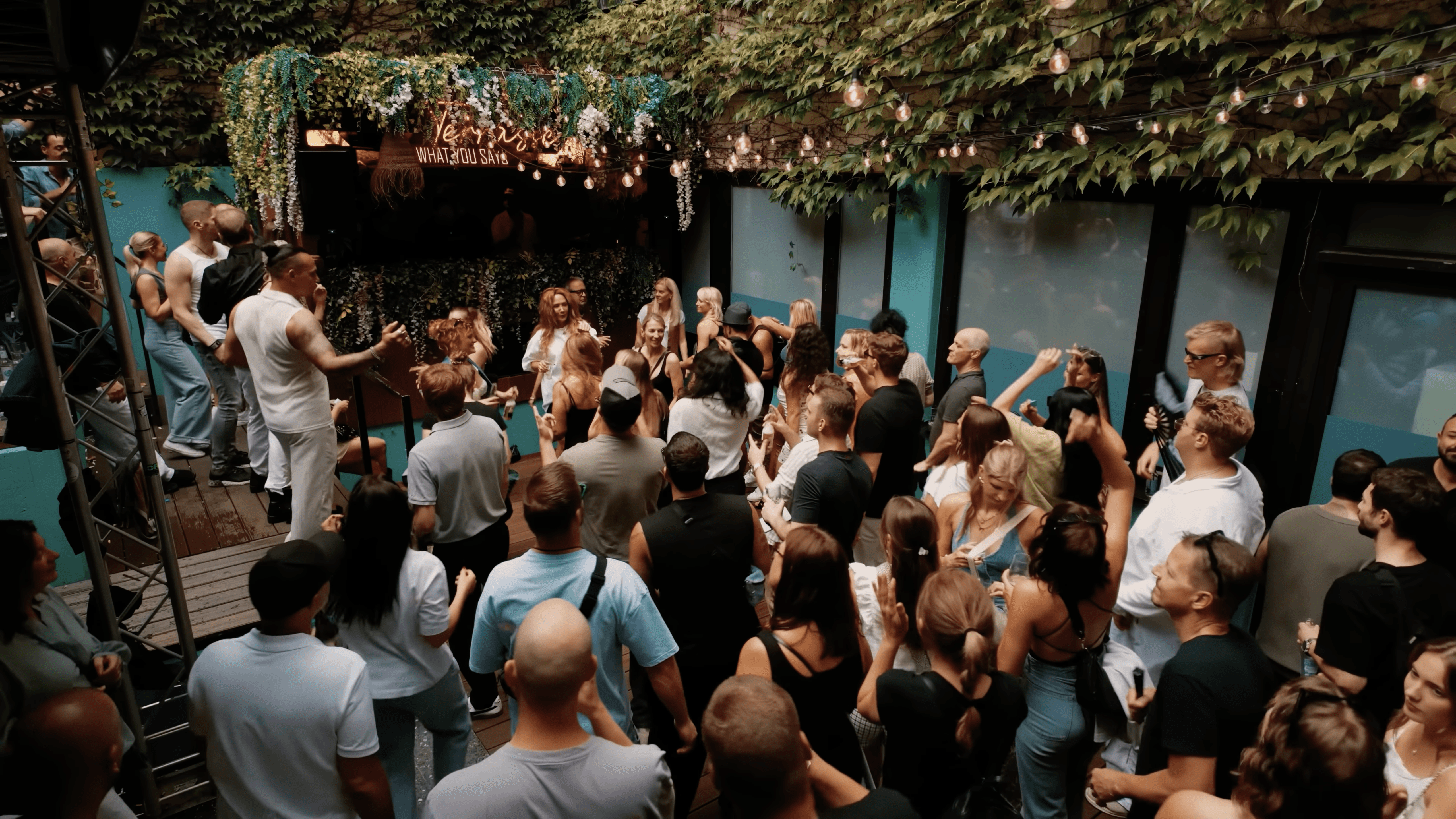 Tanzende Menschen im Kowalski Stuttgart während des Live-Sets von DJ Téodoro beim "6 Years What You Say" Event