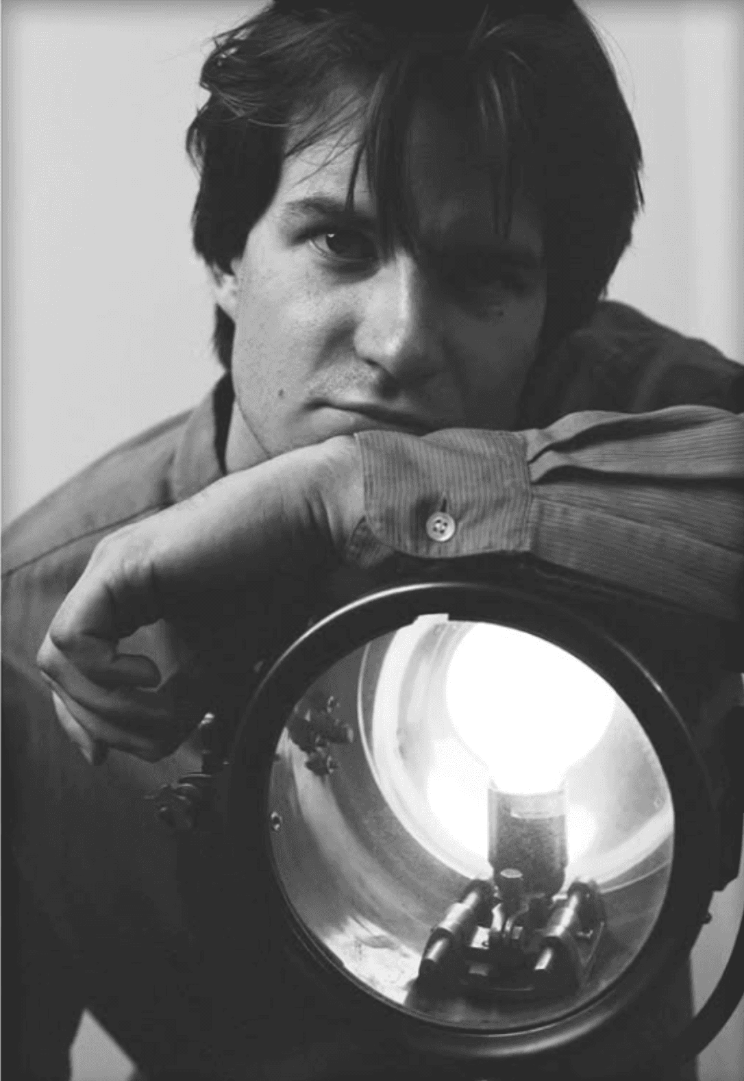 Asutaja Johann Hermlini mustvalge portree suure valgusti kõrval