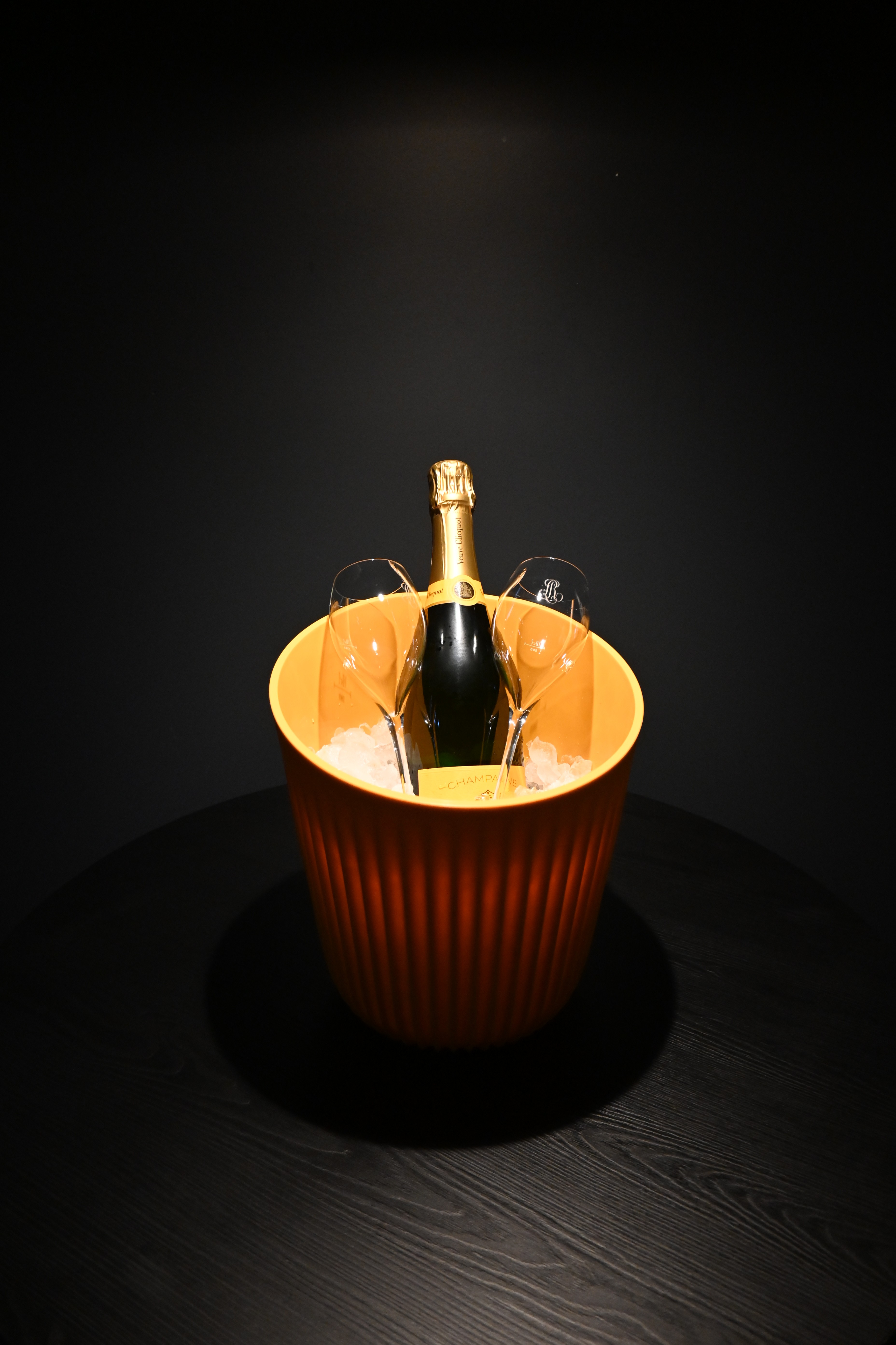 Champagnerflasche beleuchtet auf dem Tisch stehend