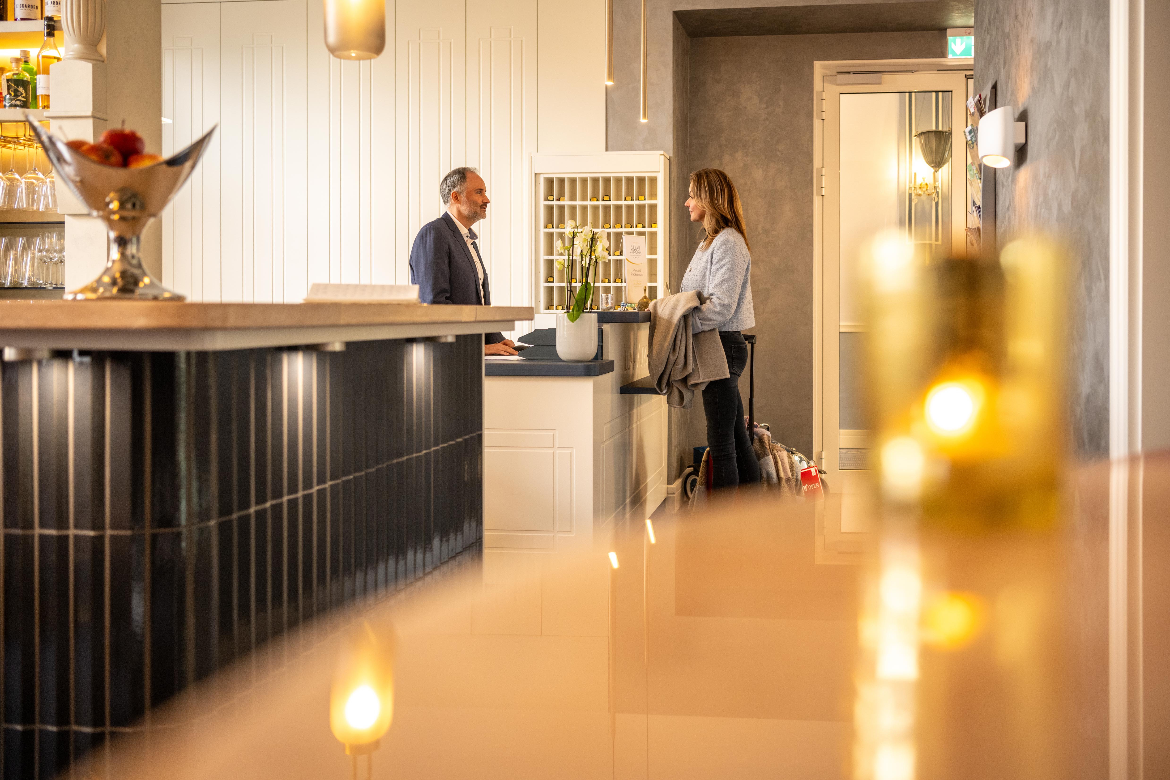 Frau am Hotel Check-In und Check-Out