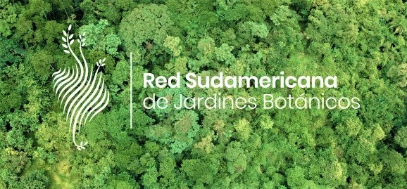 Logotipo da Red Sudamericana de Jardines Botánicos sobre vista aérea de floresta
