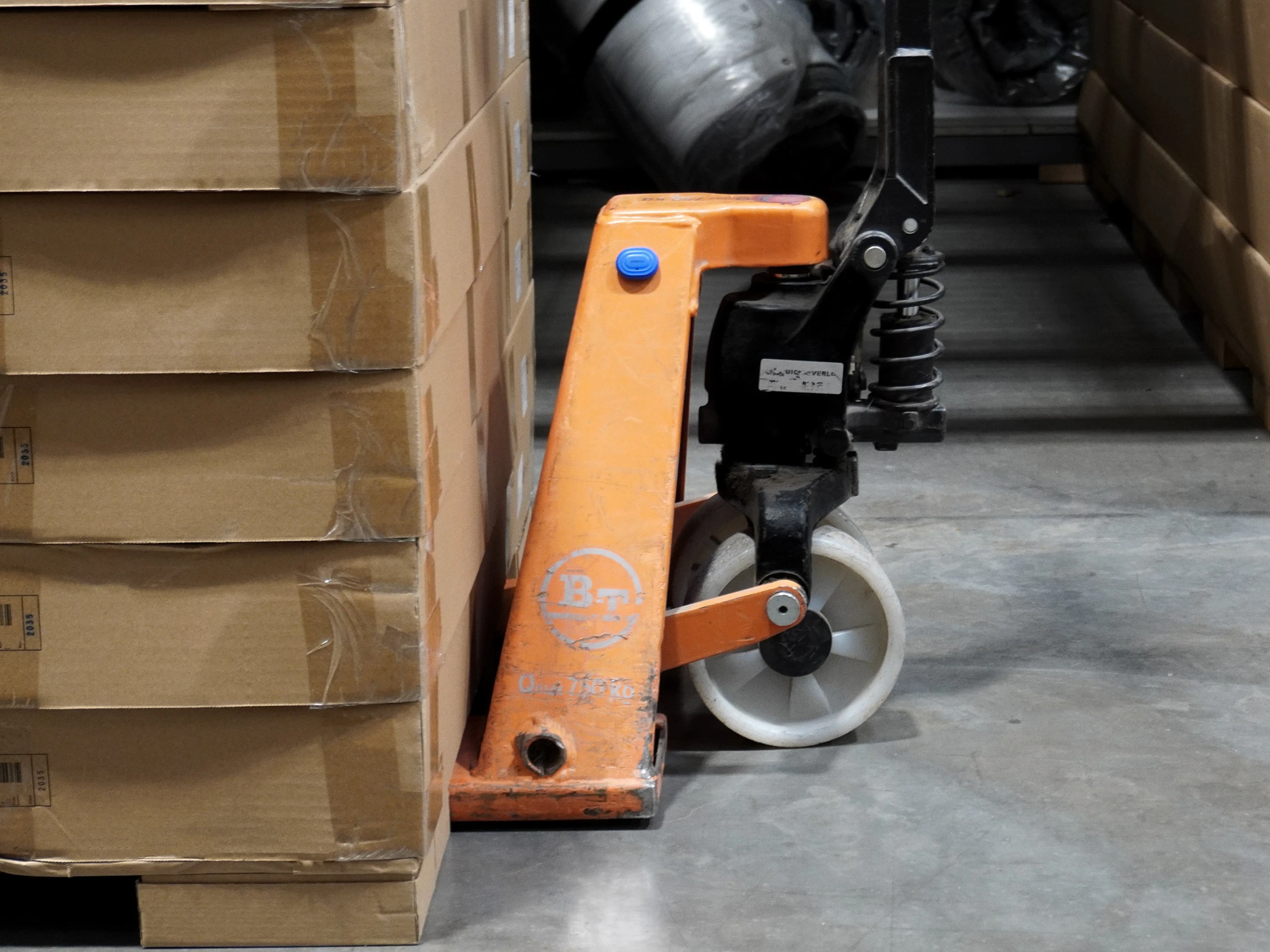 Velavu Arda tag attached to skid-steer in a warehouse